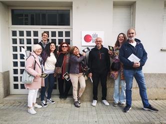 Alumnes dels cursos de català i participants en el Voluntariat per la llengua llegeixen aforismes de Joan Fuster