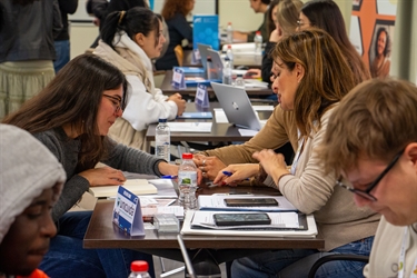 Prop d’un centenar de persones i 14 empreses, participen al primer Speed Dating Laboral del Consell Comarcal